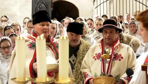 Na polnočnú omšu prišli v Lendaku tisícky veriacich oblečených do tradičných krojov