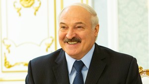 VIDEO: Putinov spojenec Lukašenko v televízii rúbal drevo, aby vraj Európa "nezamrzla"