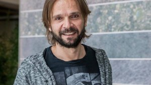 Najznámejší starý mládenec sa OŽENIL!