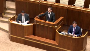 Nadávky, chaos a Kollár na opačnej strane. Návrh na voľbu ústavných sudcov neprešiel