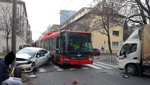 V Bratislave sa zrazil trolejbus s nákladiakom. Na mieste boli aj zranení