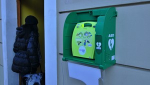 Externé defibrilátory budú od roku 2025 pomáhať zachraňovať ľudské životy
