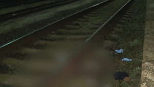 Muž počas vystupovania spadol pod odchádzajúci vlak. Zraneniam v nemocnici podľahol