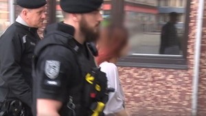 Matku, ktorá skočila so synom pod vlak, súd obvinil z vraždy