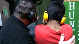 VIDEO: Výcvik, na aký sa nezabúda. Deti z detských domovov dostali do rúk rovno zbrane