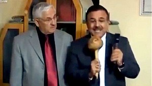 Reportér roka! Namiesto mikrofónu rozprával do paličky