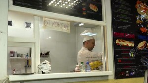 Muž vyčíňal v stánku na železničnej stanici, chytili ho až ľudia na zastávke