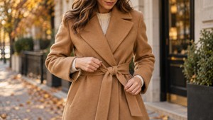 Opasok na kabáte vám visí neforemne? Tento elegantný uzol vytvoríte za pár sekúnd a vyzerá štýlovo!