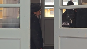 Muži okradli spiaceho dôchodcu v čakárni železničnej stanice. Obvinili ich z lúpeže