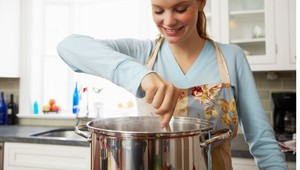 Šikovný tip: Ako vyčistíte nerezový hrniec od pripálenín?