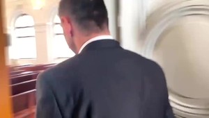 Slovenský kňaz pri sexuálnych hrátkach odrezal partnerovi semenník. Do väzenia nepôjde, v Česku vyviazol s podmienkou