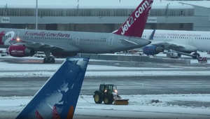 V dôsledku snehovej víchrice museli v USA zrušiť tisícky letov. Ľudia sú bez elektriny