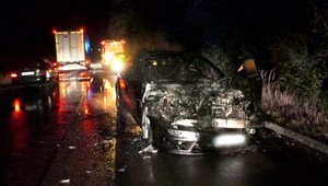 Stret so zverou sa skončil vážnou nehodou. Jedno auto skončilo v poli, druhé začalo horieť