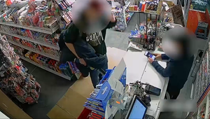 Muž napadol predavačku motorovou pílou. Polícia ho obvinila z pokusu o vraždu