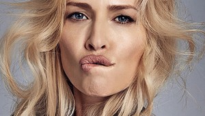 Peštová v čipkovanej bielizni v ruke s...