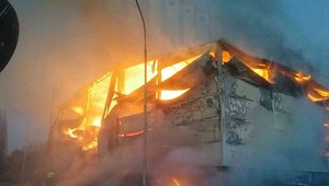 Hasiči zasahujú pri rozsiahlom požiari. Horí hala na výrobu peliet