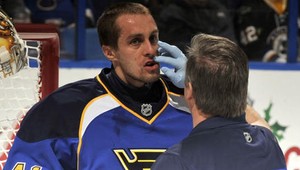 Krvácajúci Halák ďakuje po delovke Tavaresa svojej maske