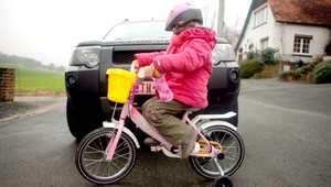 Emília (3) vbehla pod auto. Šoférovi nepomohlo ani prudké brzdenie