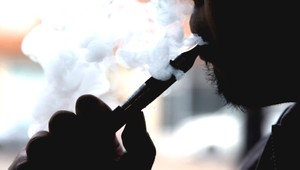 VIDEO: Mladíkovi vybuchla v nohaviciach elektronická cigareta