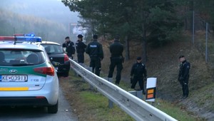 Dramatická naháňačka na východe Slovenska. Auto zastavila zrážka do policajtov