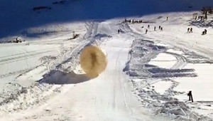 VIDEO. Tragický zorbing. Plastová guľa s ľuďmi sa zrútila do priepasti