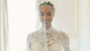 Slávna modelka Victoria's Secret sa vydala: Jej nádherné svadobné šaty ohúrili úplne všetkých