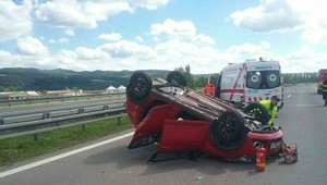 Dramatická zrážka na diaľnici: Auto skončilo prevrátené na streche