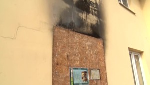 Pravdepodobne sviečka spôsobila nadránom požiar v byte. Zahynul pri ňom 63-ročný muž