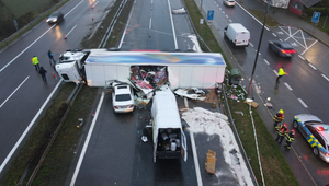 Na D1 pri Ilave zomrel vodič dodávky po náraze do prevráteného návesu