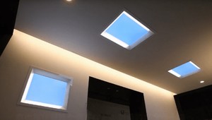 Mitsubishi vymyslelo riešenie pre miestnosti bez denného svetla: Falošné okná s LED osvetlením