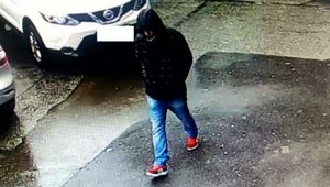 Zlodej, ktorý v bratislavskom centre bodol hodinára, je stále na úteku