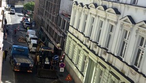 V centre mesta museli zatvoriť ulicu, zo stavby padlo na dodávku drevo