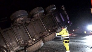 Nehoda kamióna zablokovala cestu na Donovaly. Vozidlo po šmyku skončilo v potoku
