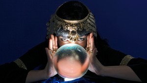 Hlúposť nie je trestná, podvod áno. Veštica vytiahla z klienta 700 tisíc