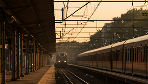 O život prišiel len 17-ročný chlapec. Zasiahol ho prúd po tom, čo vyliezol na vagón