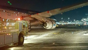 Na dráhe začalo iskriť lietadlo, z motora šľahali plamene