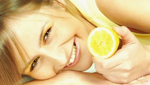 Internet ovládla ďalšia bláznivá výzva. Neuhádnete, prečo ľudia jedia citróny a natáčajú sa pritom na mobil