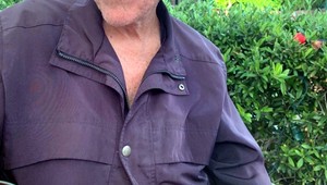 Slávny herec si strčil ruku do nohavíc a TOTO urobil na lavičke v parku!