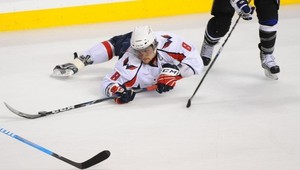 VIDEO. Ovečkin zobral úder hokejkou do tváre s humorom