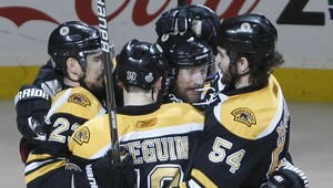 Boston štyrmi gólmi v prvej tretine vyrovnal rekord finále