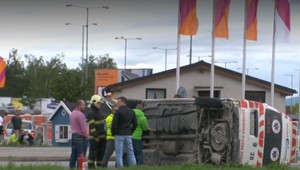 Zrážka sanitky s osobným autom. Zdravotnícke vozidlo sa po ceste šmýkalo niekoľko metrov