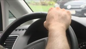 Dal si pivo a zobral auto otcovi. Polícia chytila iba 14-ročného chlapca