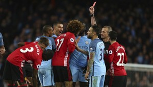 Manchesterské derby skončilo bez gólov, Fellaini nedohral