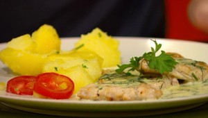 Kôprová omáčka s bravčovinou a mastenými zemiakmi