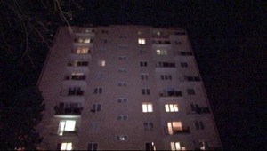 Bezvládne telo pred panelákom. Muž (†58) si život vzal asi sám