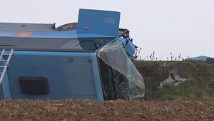 Dopravná nehoda vozidla a autobusu zablokovala cestu pri Dežericiach