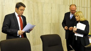 Mikloš zvyšuje dane. Skasíruje banky aj fajčiarov