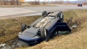 Vodič (22) skončil v priekope, prevrátil sa na strechu