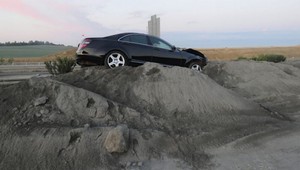 Cudzinec po inštrukcii navigácie skončil na kope piesku