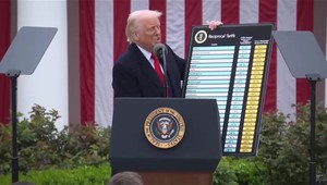 Reakcie zahraničných lídrov na americké clá: Niektorí chcú rokovať, niektorí chystajú odvetu